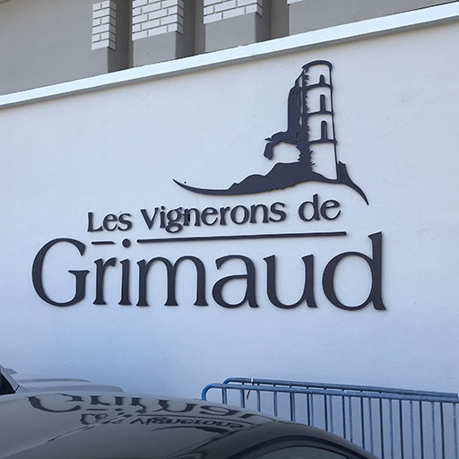 Lettres-acier-thermo-laqué-sur-entretoises