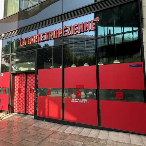Enseigne commerce façade rouge Toulon — Réalisation Kleber Gravure