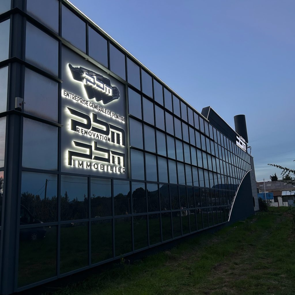 Enseigne lettres boîtiers LED commerce Hyères