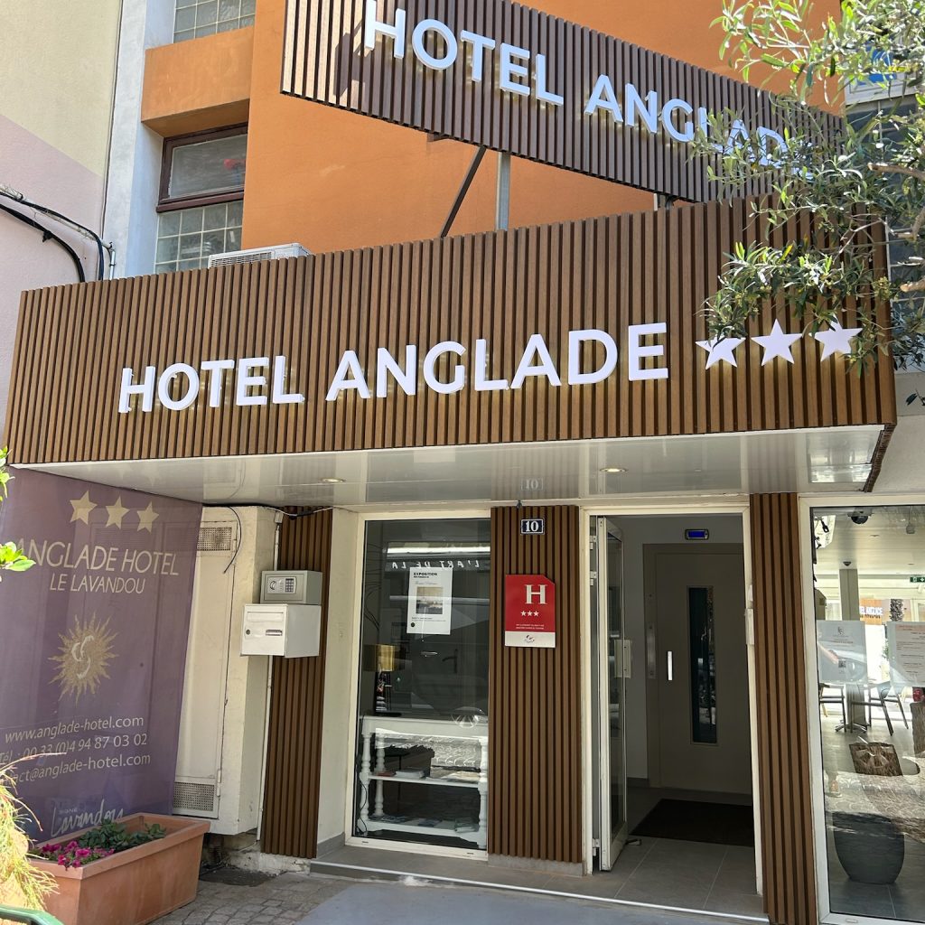 Pose enseigne hôtel Anglade Toulon — Kleber Gravure